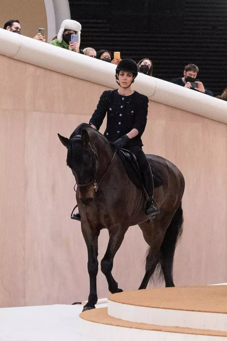 Charlotte Casiraghi à cheval lors du défilé de mode Haute-Couture 2022 "Chanel" au Grand Palais Ephémère à Paris