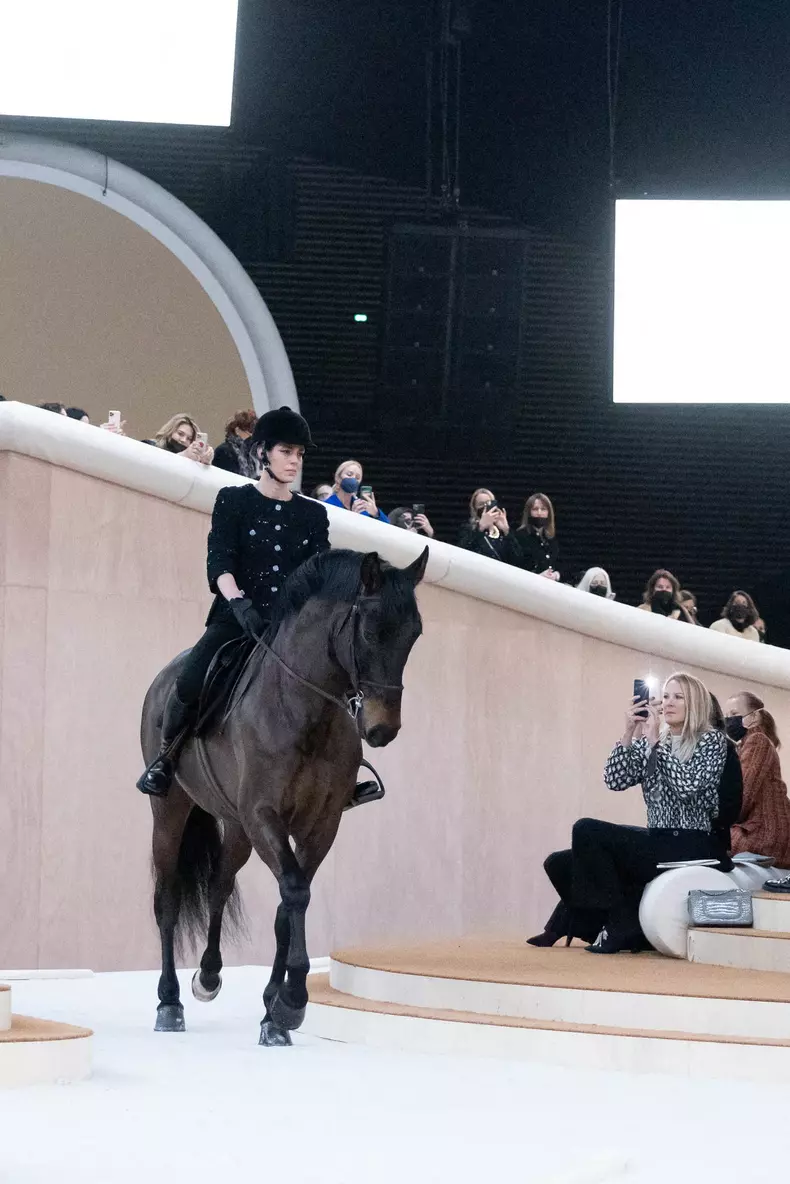 Charlotte Casiraghi à cheval lors du défilé de mode Haute-Couture 2022 "Chanel" au Grand Palais Ephémère à Paris