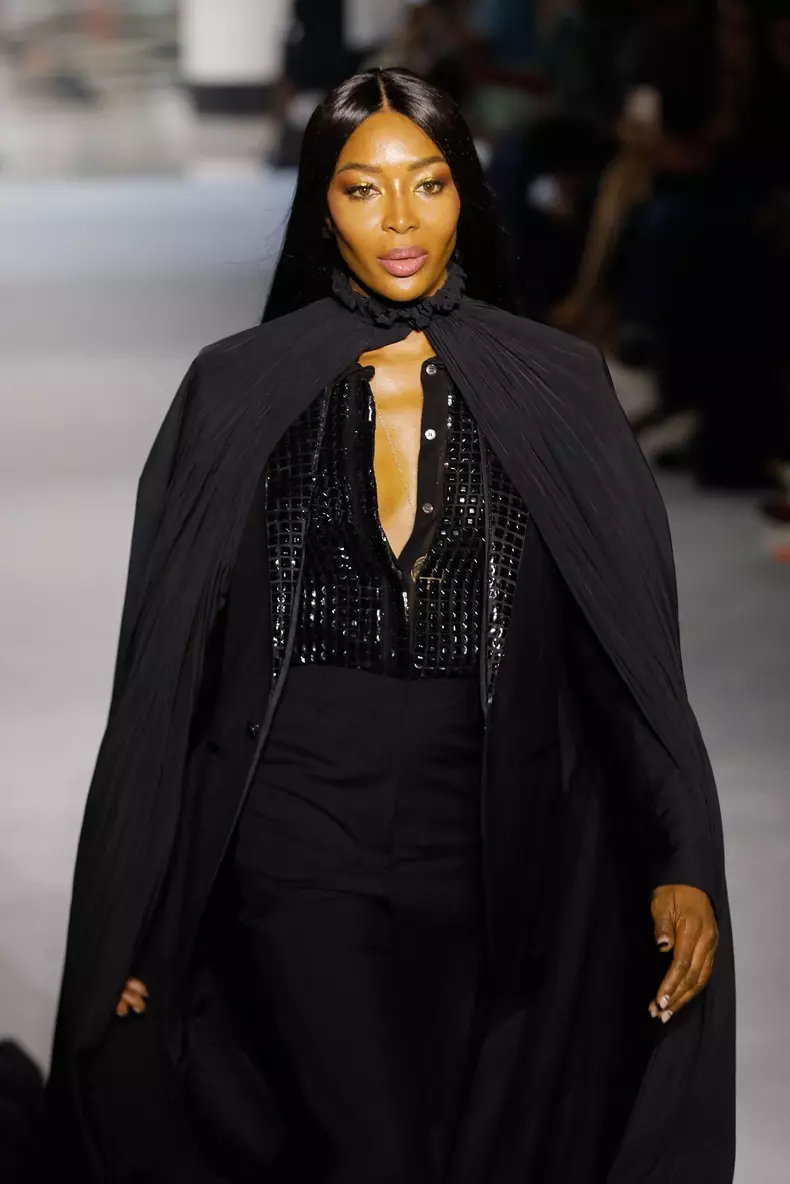 Naomi Campbell pendant le défilé de mode Lanvin lors de la la Fashion Week printemps/été 2022 à Paris