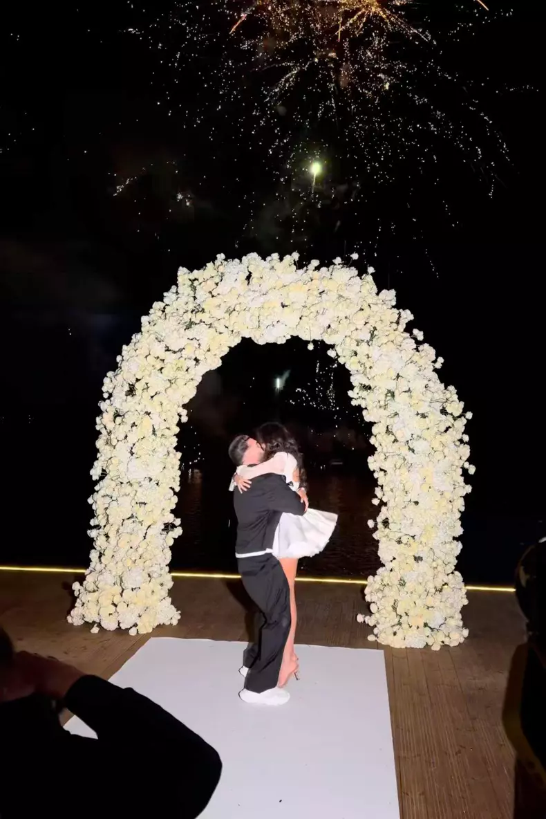 Dorian Popa isi imbratisează sotia