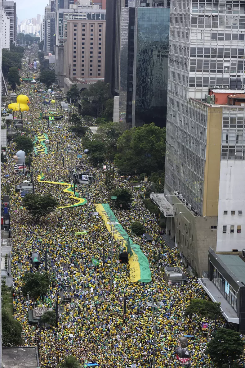 Thousands of Brazilian people concentrate to require the recall of President Rousseff
