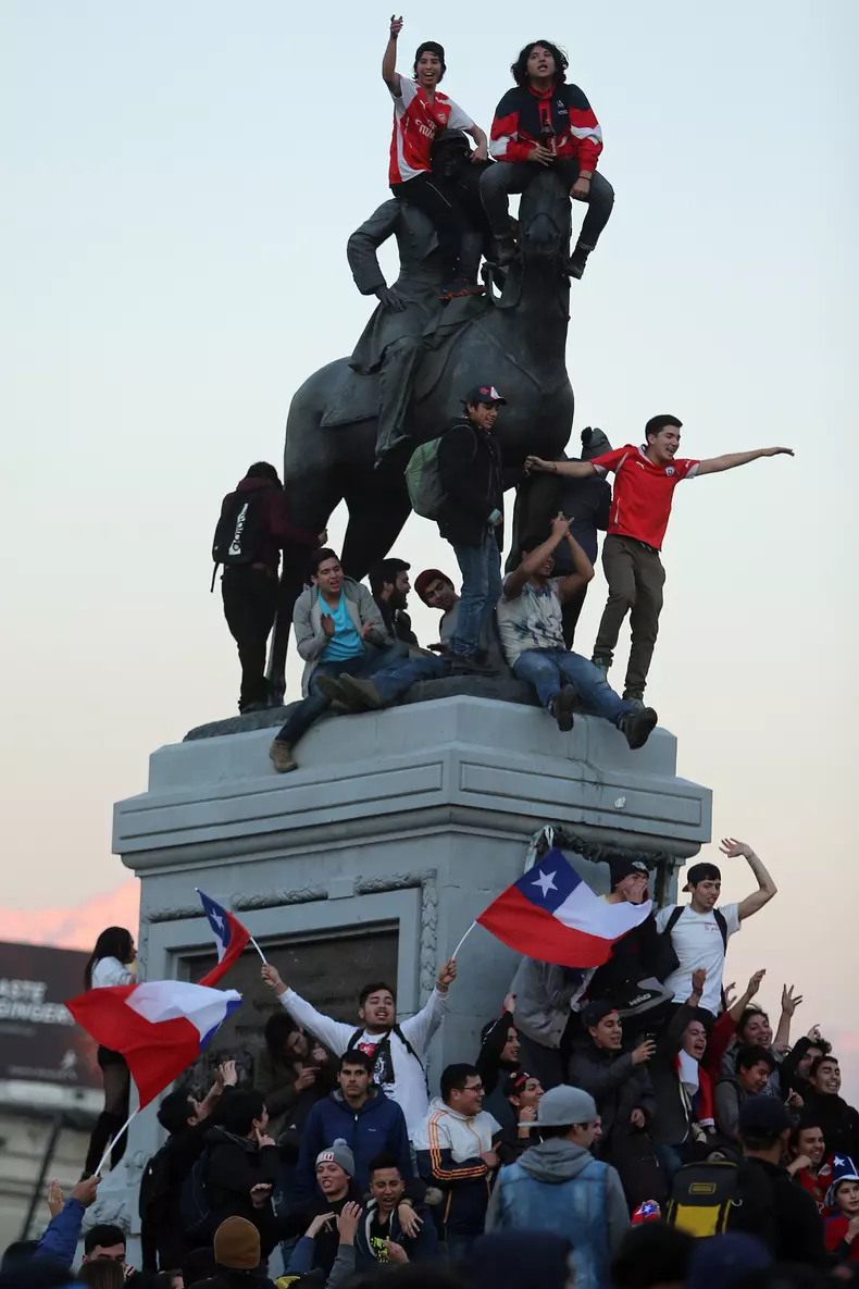 Chileans celebrate the passing to the final of the 2017 FIFA Confederations Cup