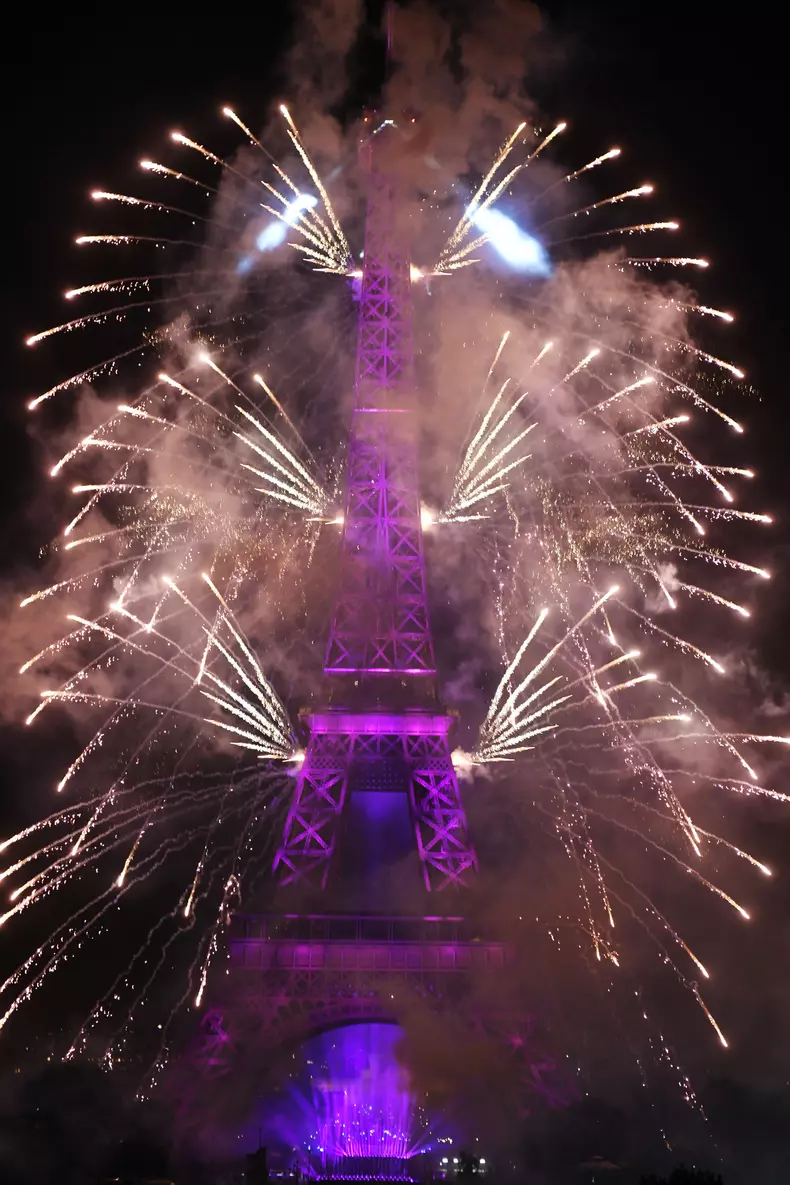 spectacol de artificii impresionant la Turnul Eiffel