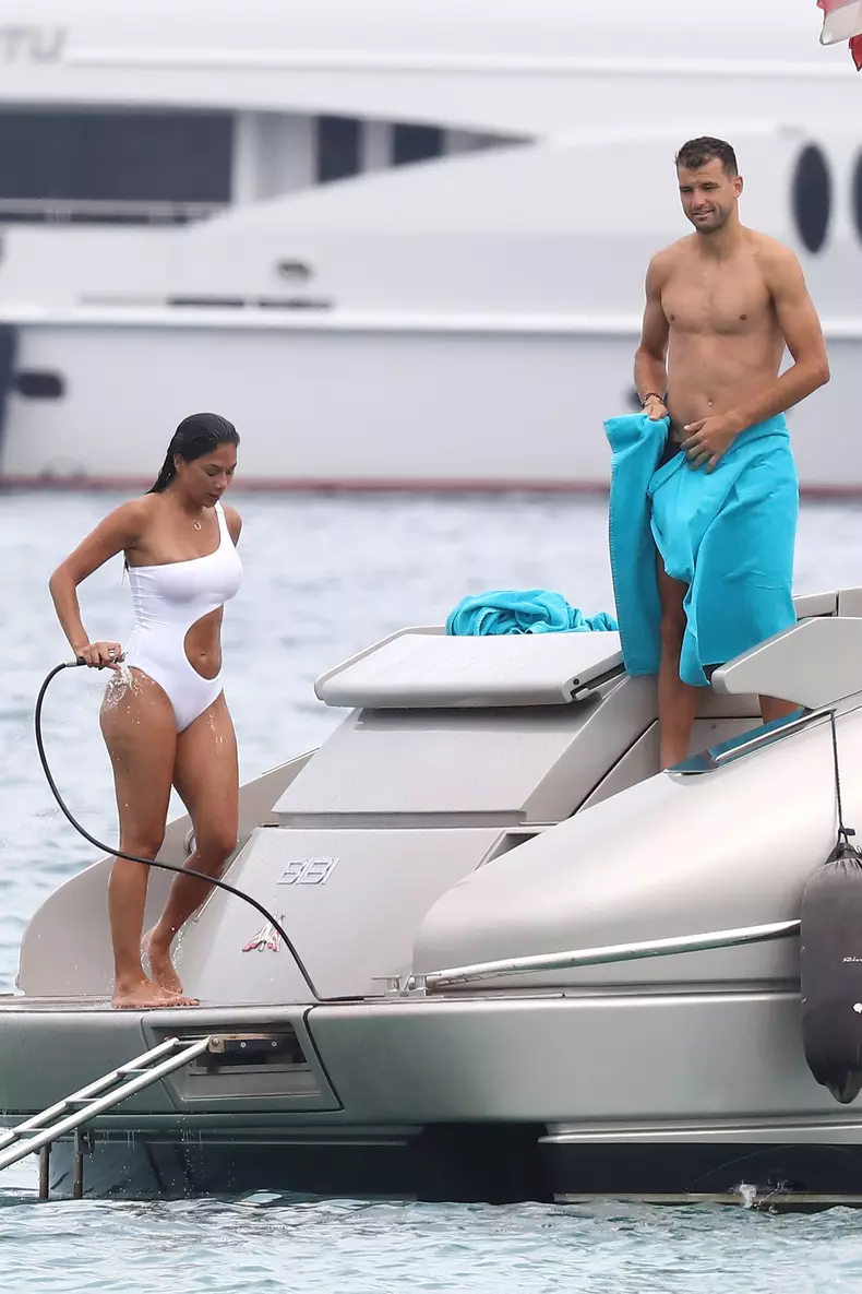 Nicole Scherzinger et son compagnon Grigor Dimitrov, très complices, se baignent et s'embrassent sur leur bateau lors de leurs vacances à Saint-Tropez