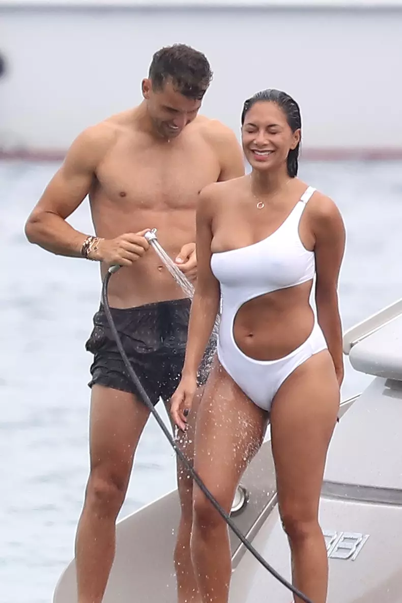 Nicole Scherzinger et son compagnon Grigor Dimitrov, très complices, se baignent et s'embrassent sur leur bateau lors de leurs vacances à Saint-Tropez