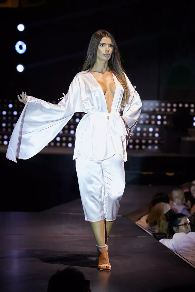 ANNA ROMAN