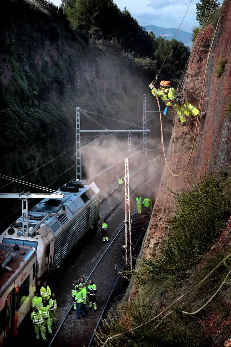 One dead and six injured after a derailment of a train in Barcelona