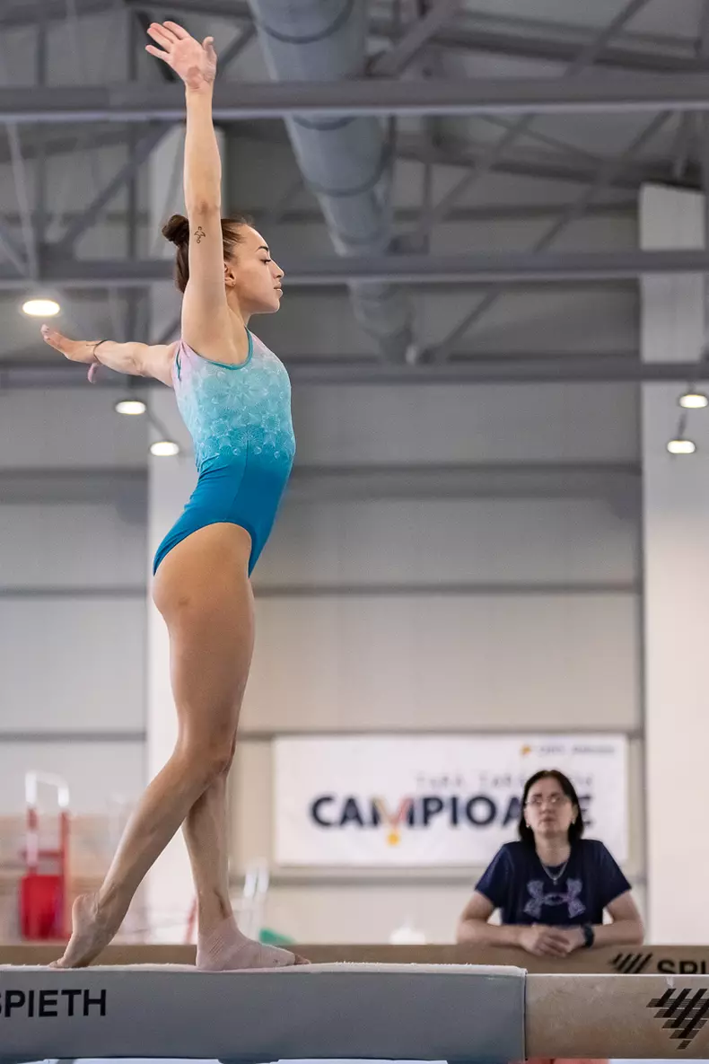 Lăcrămioara Moldovan urmărește exercițiul Larisei la bârnă