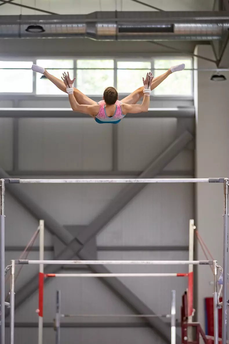 Larisa se antrenează la paralele