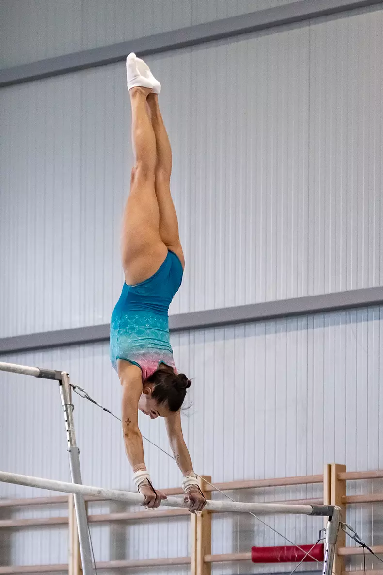 Larisa se antrenează la paralele