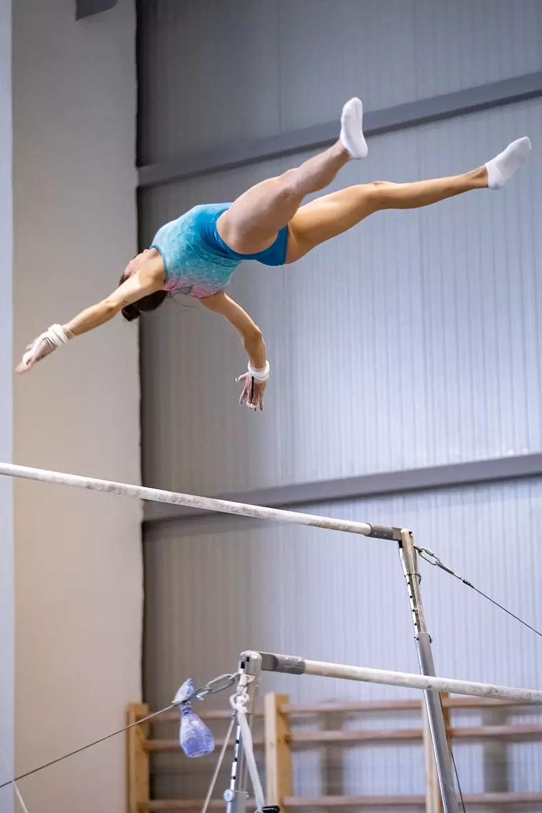 Larisa se antrenează la paralele