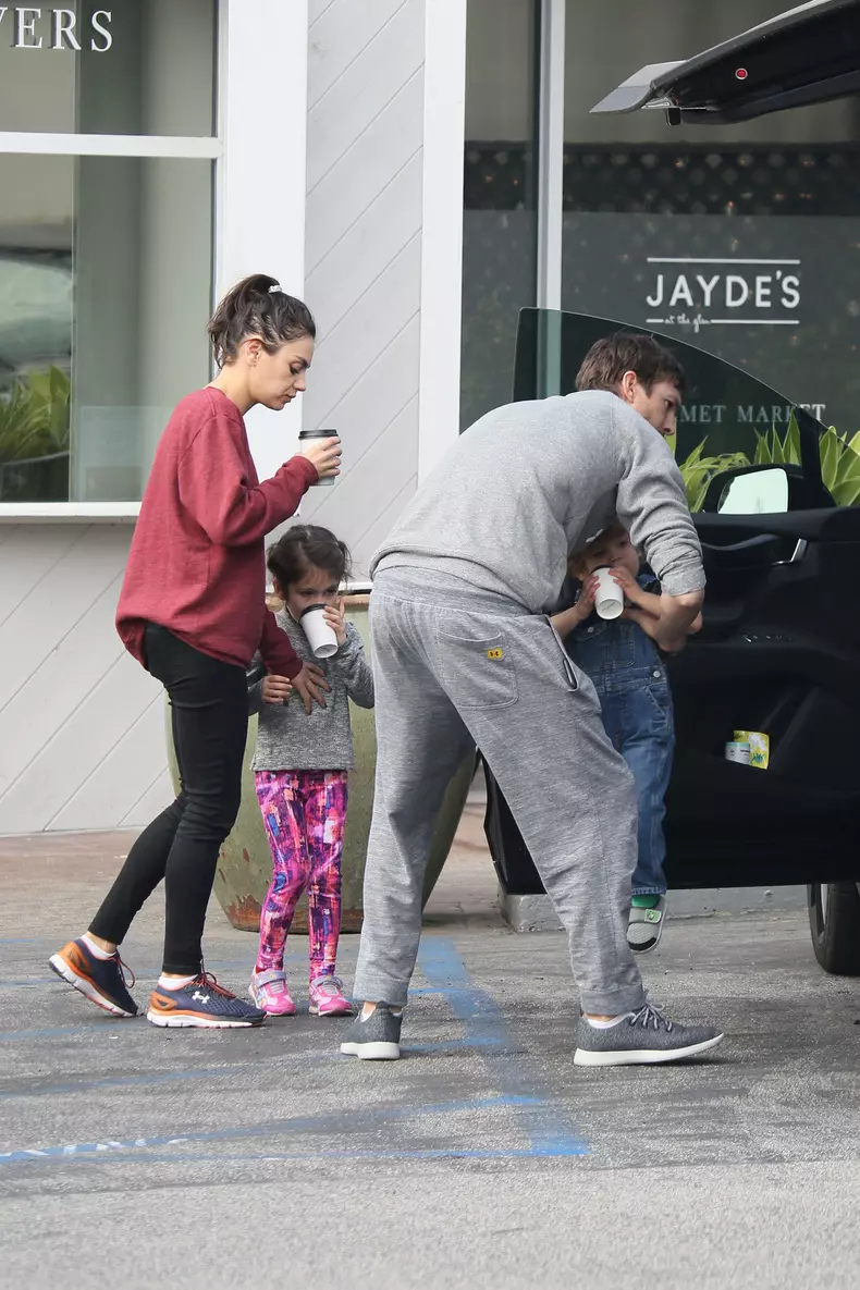 ashton kutcher si mila kunis nu si spala zilnic copiii (1)