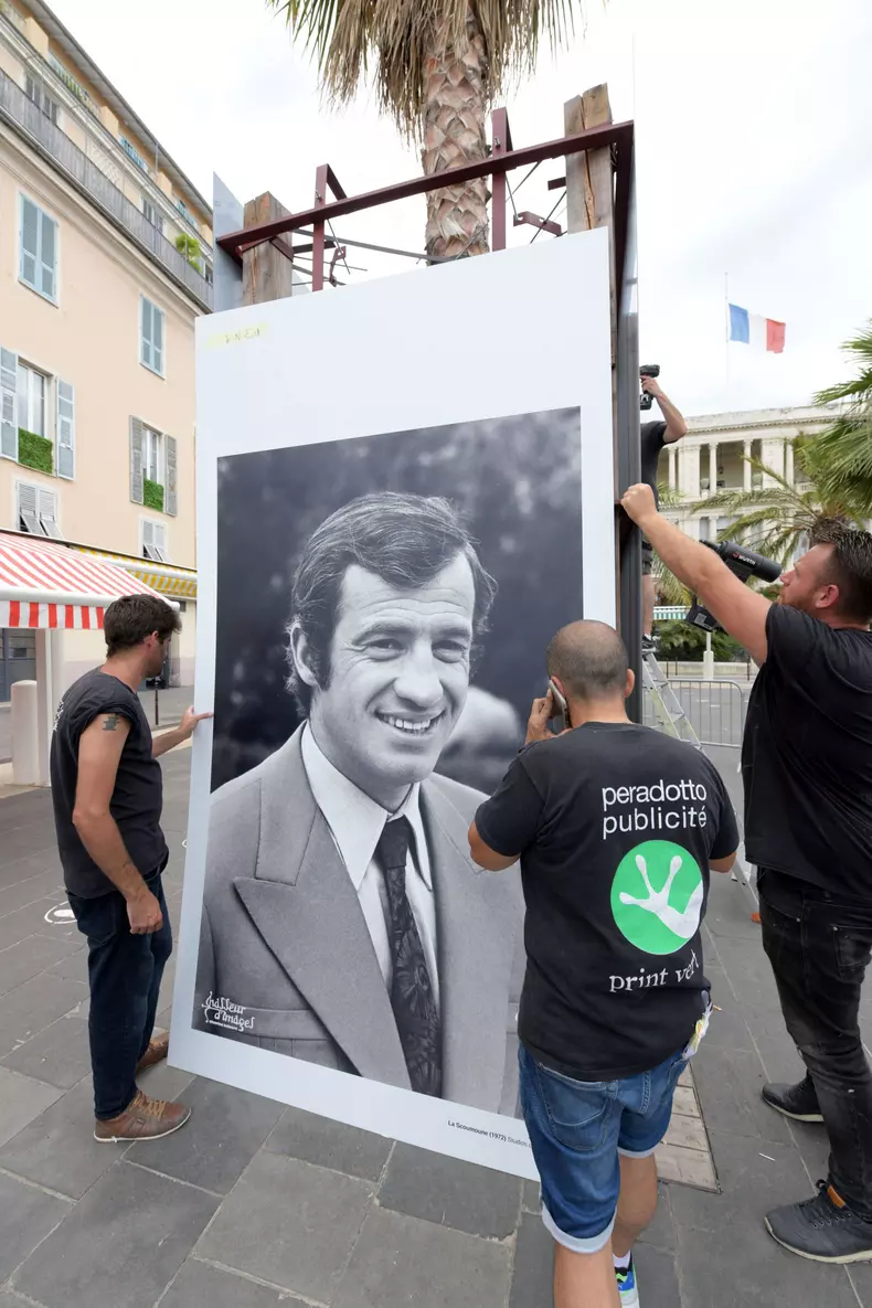 Instalarea unei expoziții fotografice la Nisa care îl onorează pe actorul francez Jean Paul Belmondo