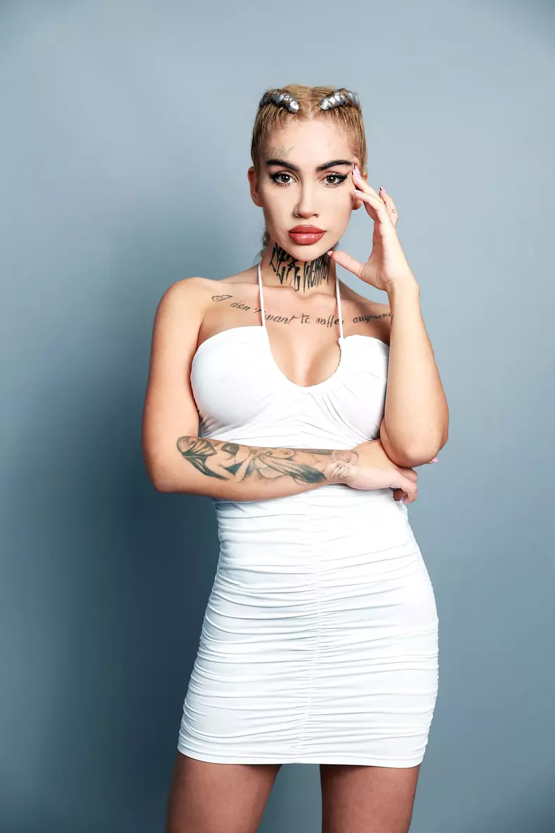 bia-khalifa-sunt-celebru-scoate-ma-de-aici-1