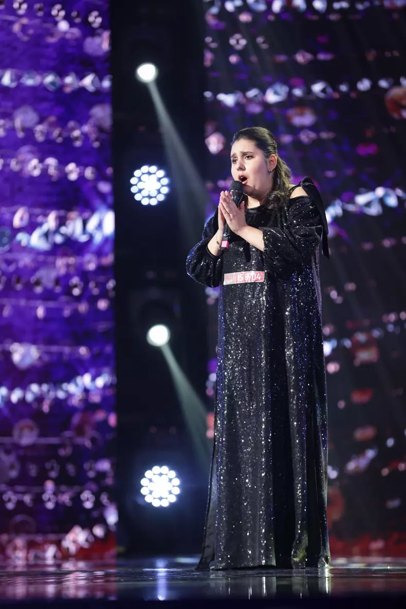 romanii-au-talent-2023-katrinel-prisacaru-o-poveste-de-viata-impresionanta-si-o-voce-unica-ma-trec-fiori5
