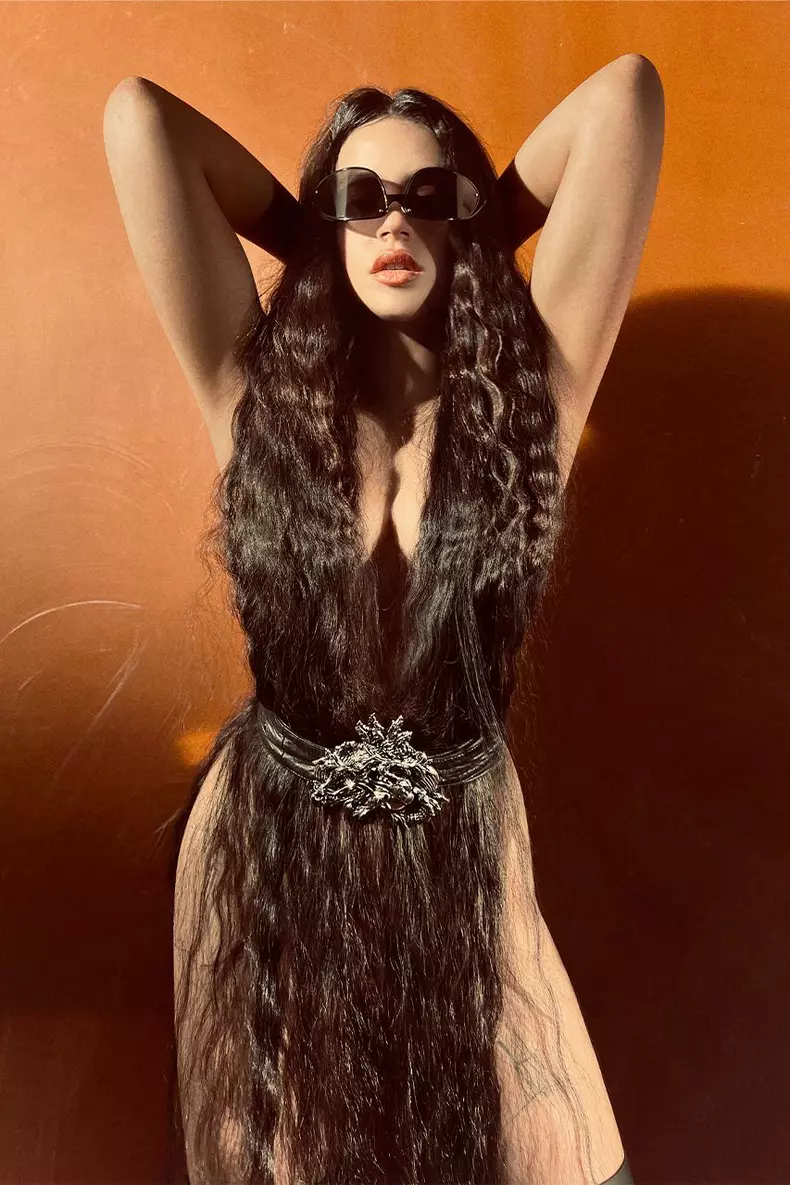 Acne Studios vient de dévoiler sa campagne Automne/Hiver 2022 avec Rosalia