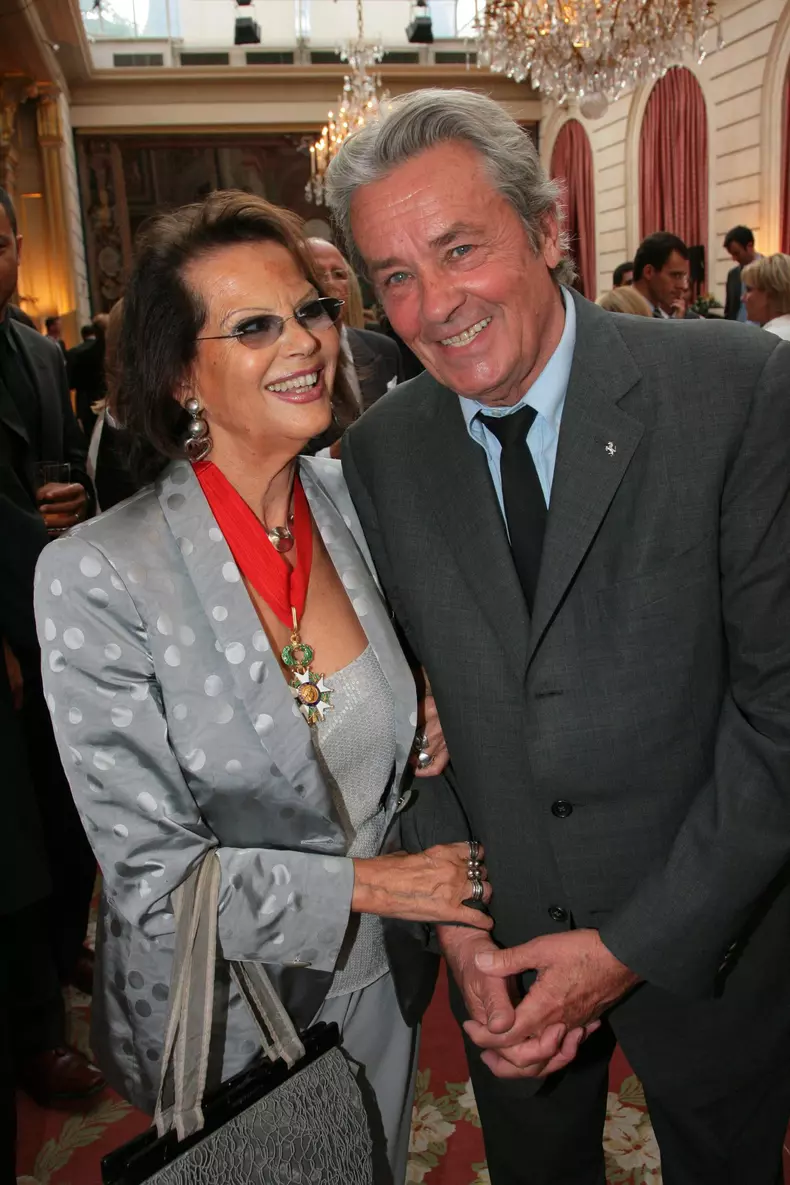 REMISE DE DECORATION A L' ELYSEE POUR CLAUDIA CARDINALE ET GIORG