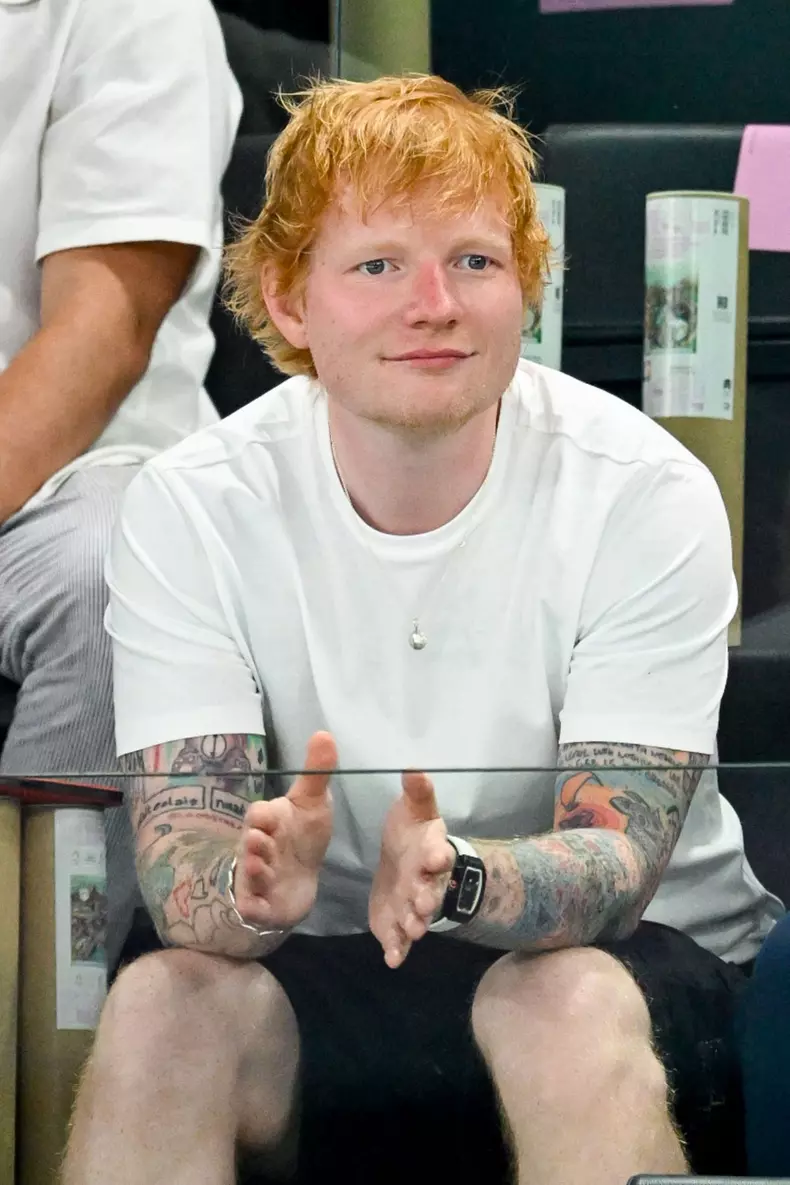 Ed Sheeran assiste aux épreuve de gymnastiques lors des Jeux Olympiques de Paris 2024 (JO) au Palais omnisports Bercy Arena