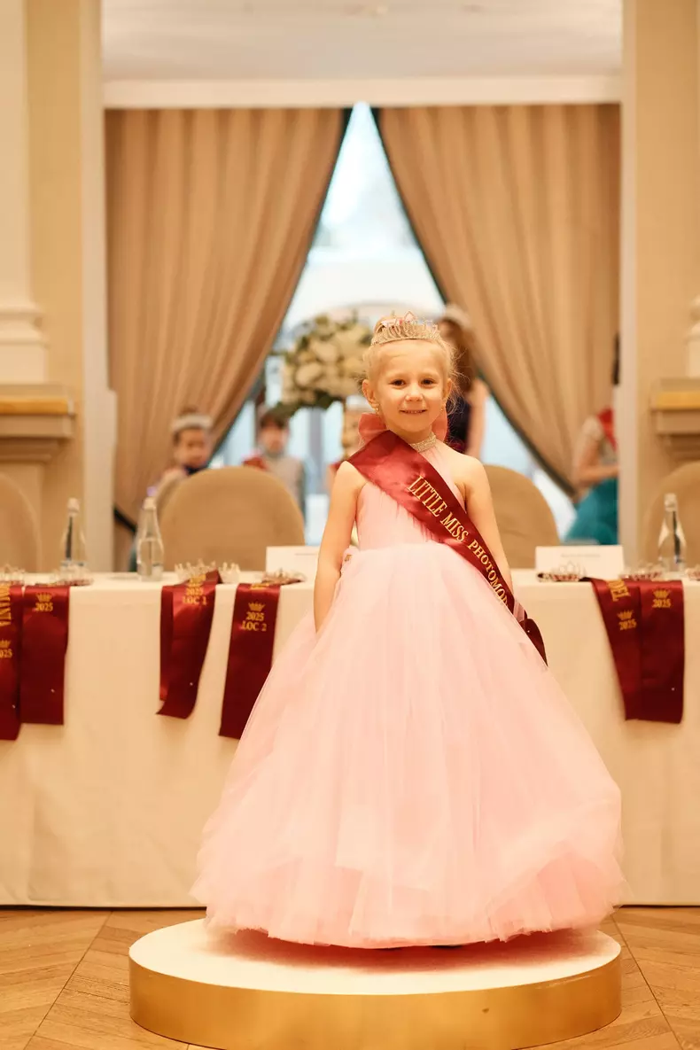 4. Maria Onicaș - manechin pe podium -