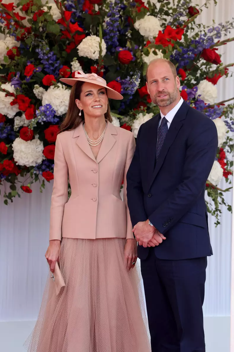 Le roi Charles III d'Angleterre et Camilla Parker Bowles, reine consort d'Angleterre, accueillent le couple présidentiel français le président Emmanuel Macron et sa femme la Première Dame Brigitte Macron sur Datchet road à Windsor