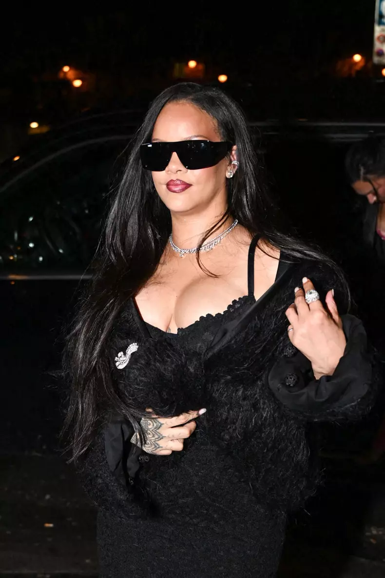 Rihanna est allée dîner au restaurant Lapérouse à Paris en marge de la fashion week.