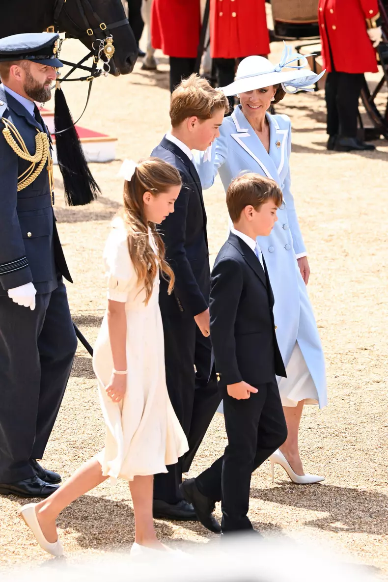 Prințesa Charlotte de Wales, Prințul George de Wales, Catherine, Prințesa de Wales și Prințul Louis de Wales în timpul ceremoniei Trooping the Colour, desfășurată pe 13 iunie 2026 la Londra, Anglia. Trooping the Colour este o paradă ceremonială organizată pentru a marca ziua oficială de naștere a monarhului britanic.
