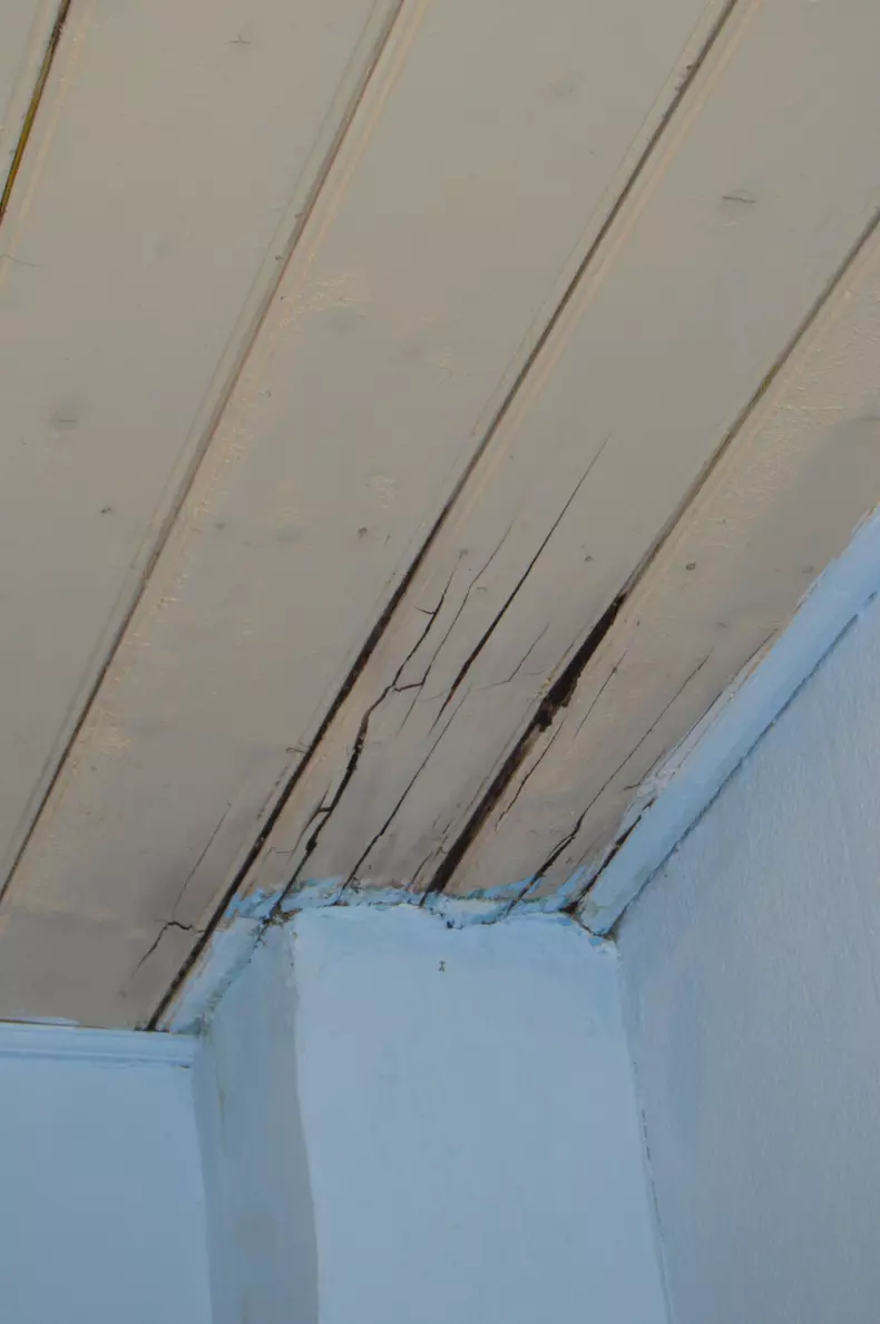 Scola Manastirea (locul prin care plouaa din tavan)