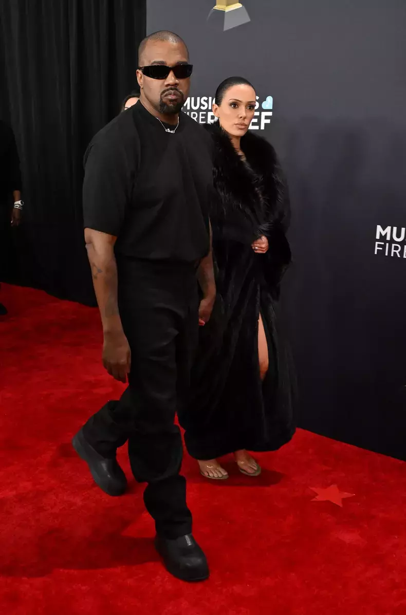 VIDEO Kanye West și Bianca Censori, dați afară de la Grammy 2025 din cauza apariției ei șocante. A purtat o rochie transparentă, fără lenjerie intimă