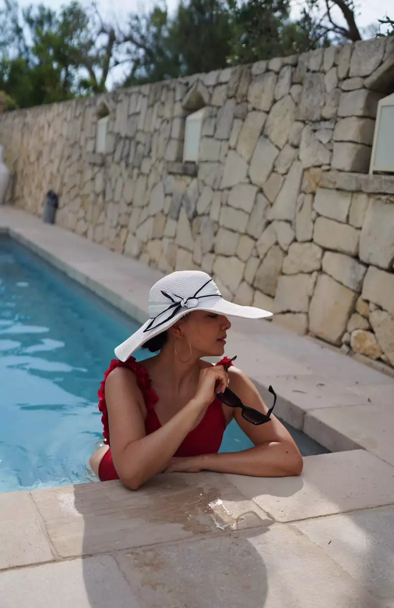 Corina Caragea în costum de baie (1)