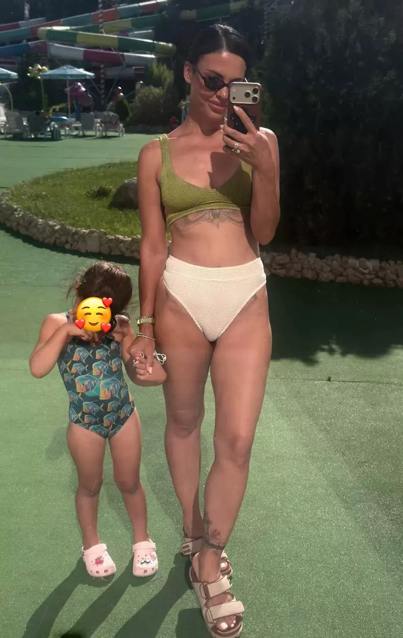 Andreea Popescu în costum de baie (2)
