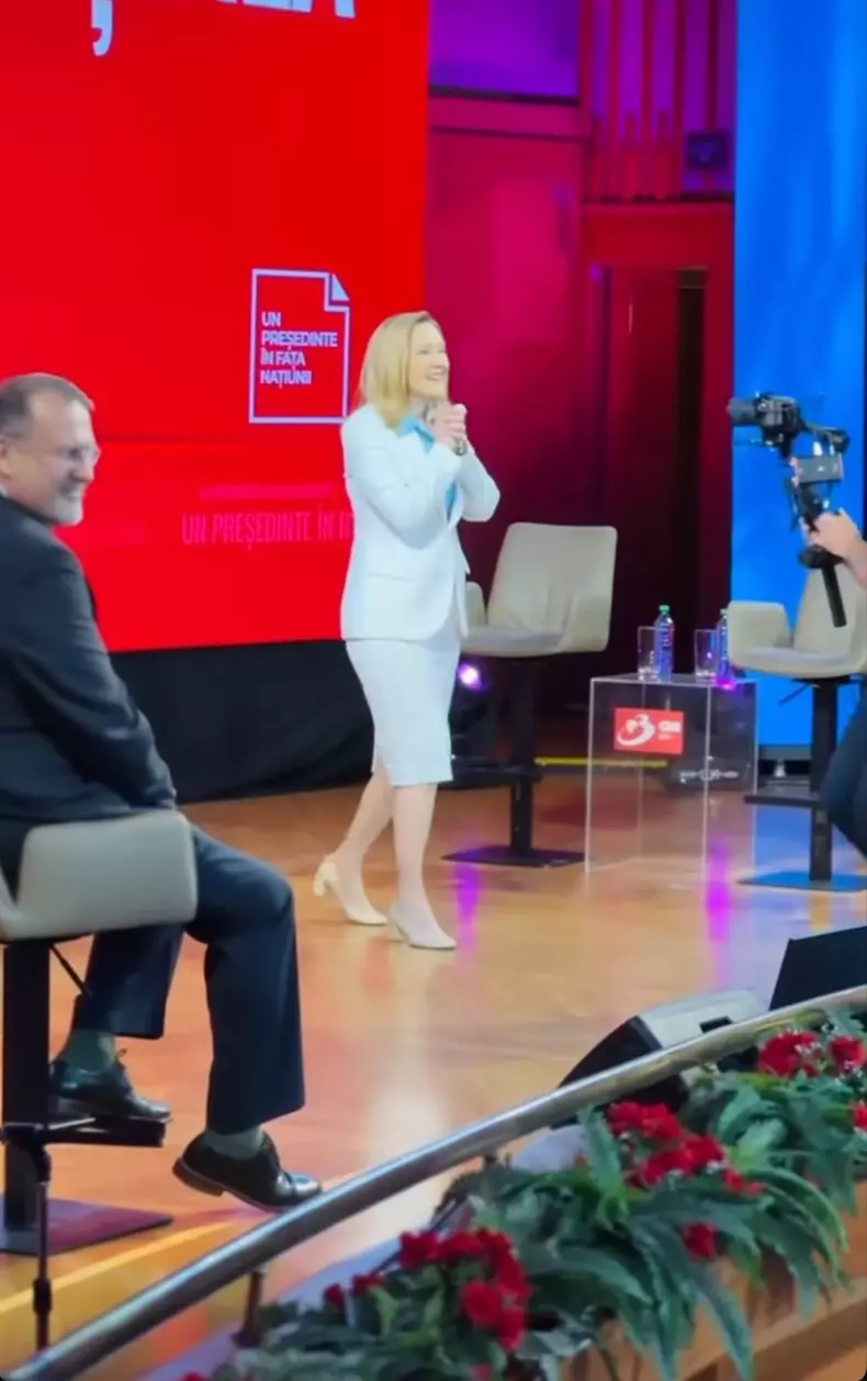 elena lasconi costum alb dezbatere