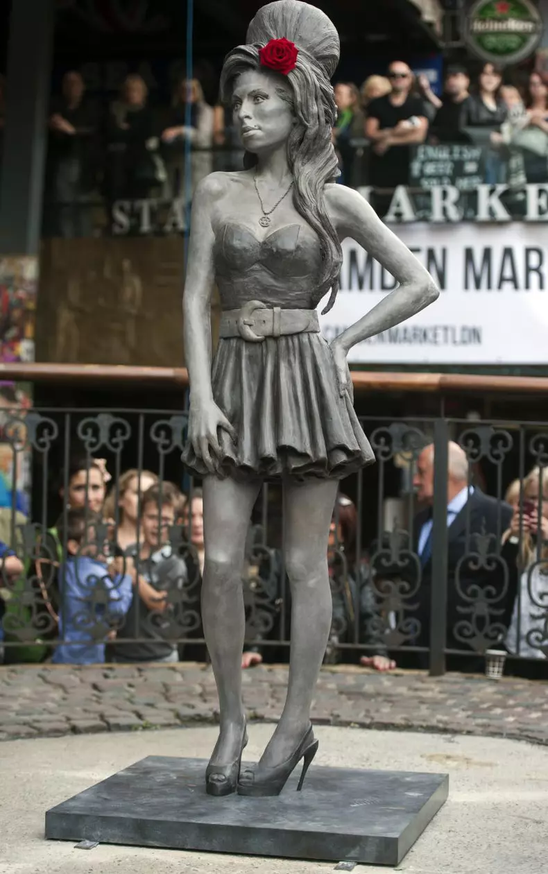 Statuie_Amy_Winehouse_EPA_5.jpg