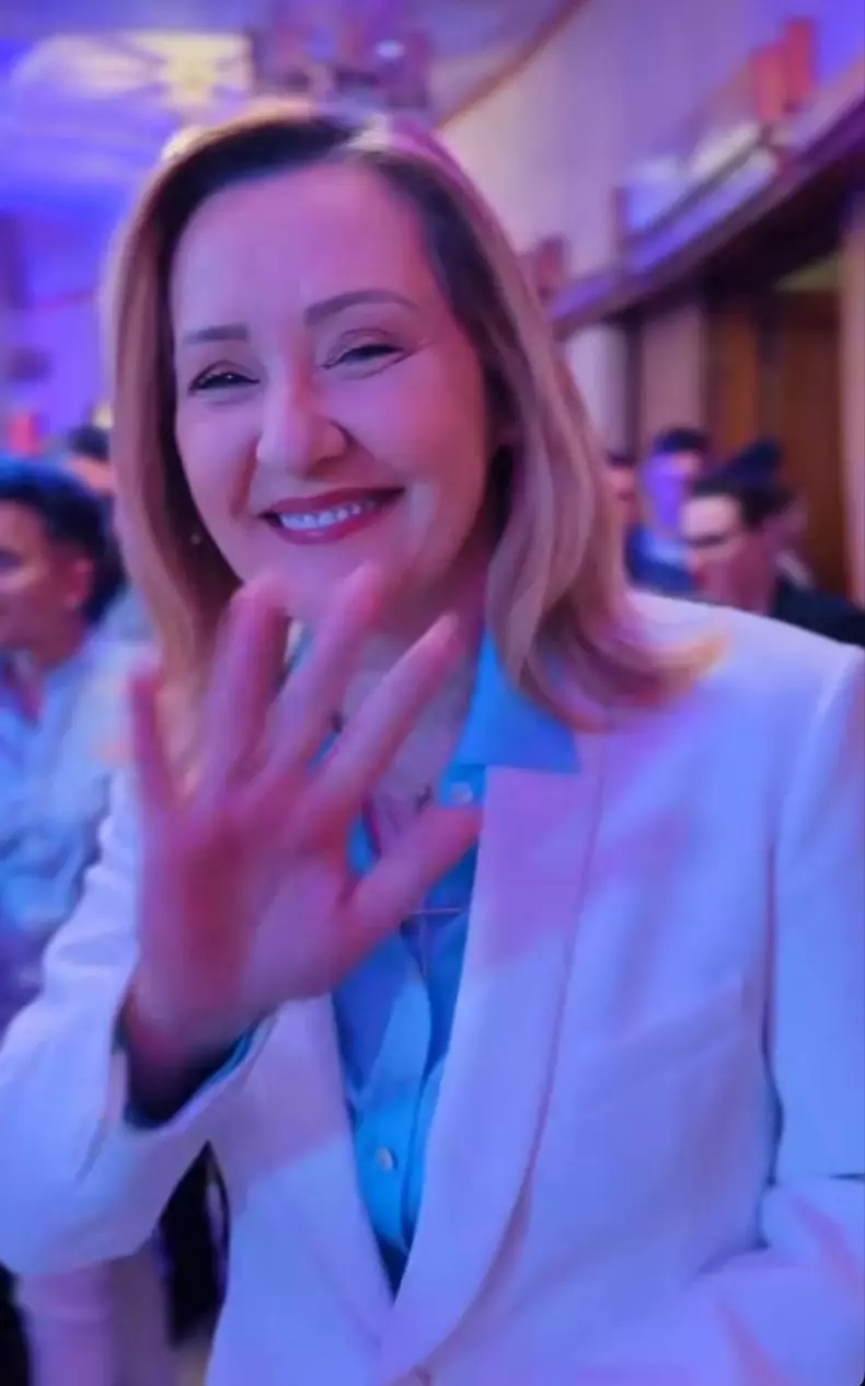 elena lasconi costum alb dezbatere