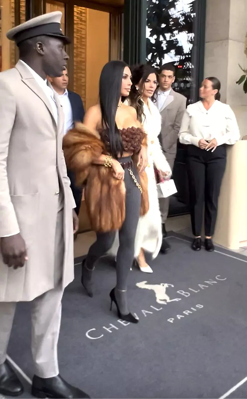 Kim Kardashian sort de l'hotel "Cheval Blanc" à Paris avec Lauren Sanchez à Paris le 15 mai 2025 pour une soirée entre filles avant le mariage de Lauren Sanchez en juin 2025