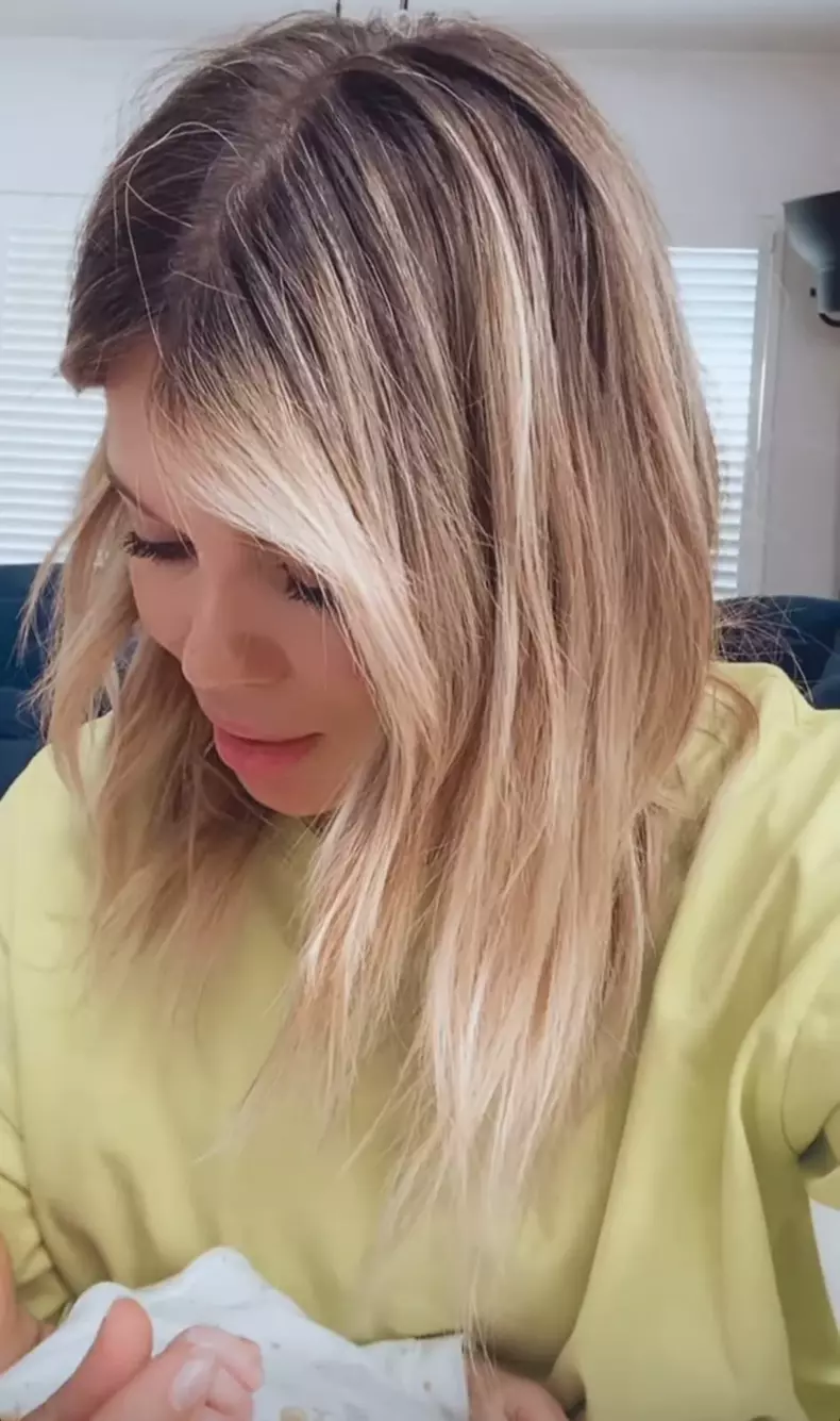 gina pistol cu fiica in brate 1