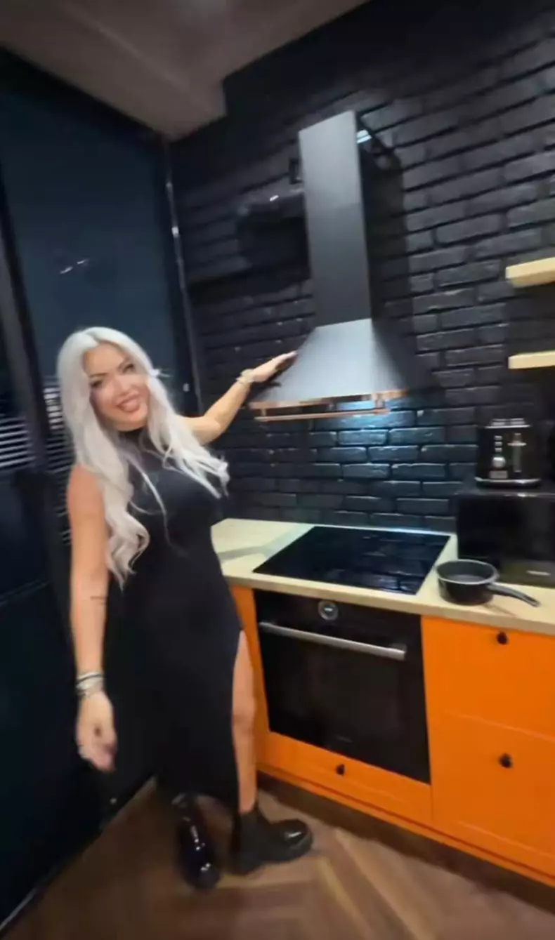 Imagini din apartamentul Loredanei Chivu (16)