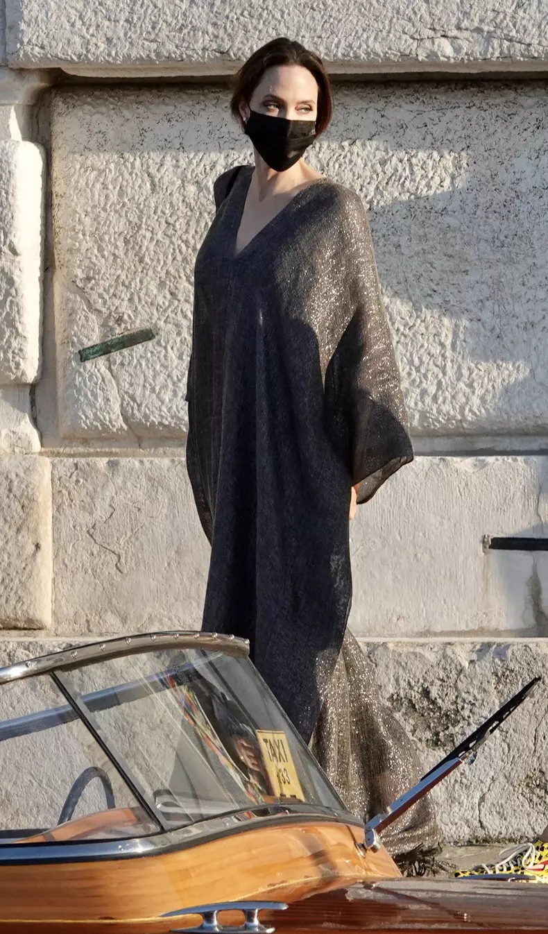 angelina jolie in venetia (1)