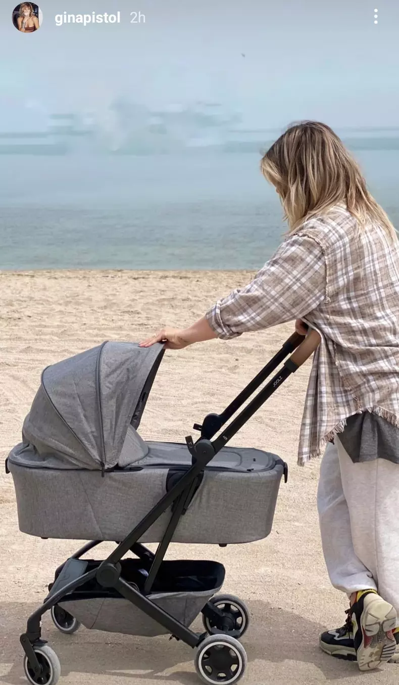 gina pistol smiley si fiica lor la mare (2)
