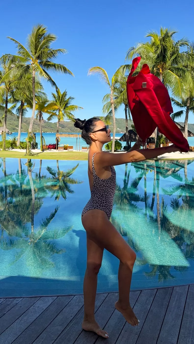 Corina Caragea in costum de baie