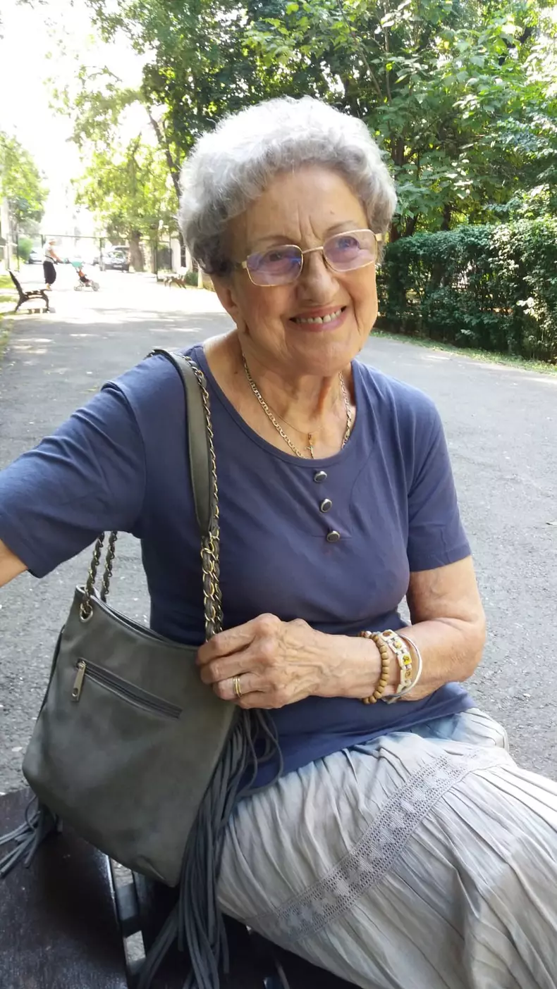 Arhitecta Elena Iliescu îi învață pe copii să picteze icoane, la Biserica Bazilescu din București