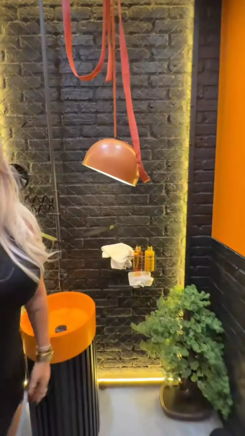 Imagini din apartamentul Loredanei Chivu (17)