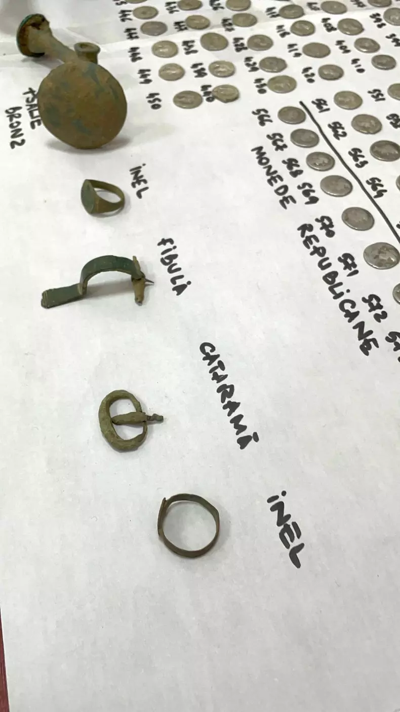 comoara-veche-2000-ani-descoperita-intamplator-botosani-600-monede-argint-bratari-dacice4