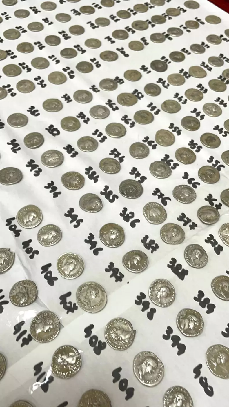 comoara-veche-2000-ani-descoperita-intamplator-botosani-600-monede-argint-bratari-dacice5