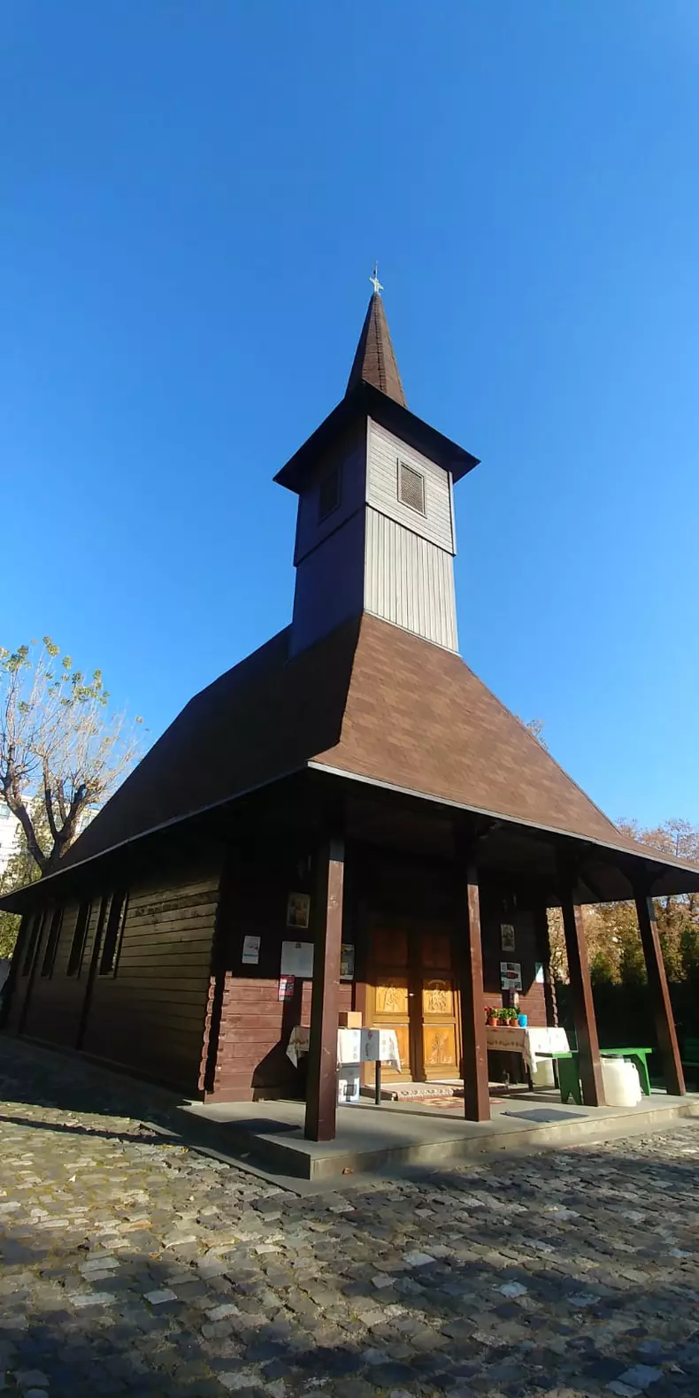 Biserica Sfântul Mare Mucenic Mina din curtea IPJ Hunedoara unde slujeste preotul-politist Bogdan Nitu