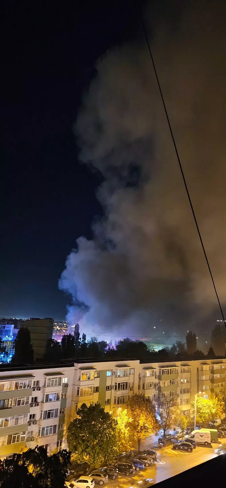 Incendiul a izbucnit la depozitul Antefrig din sectorul 2. Foto Facebook Meteoplus