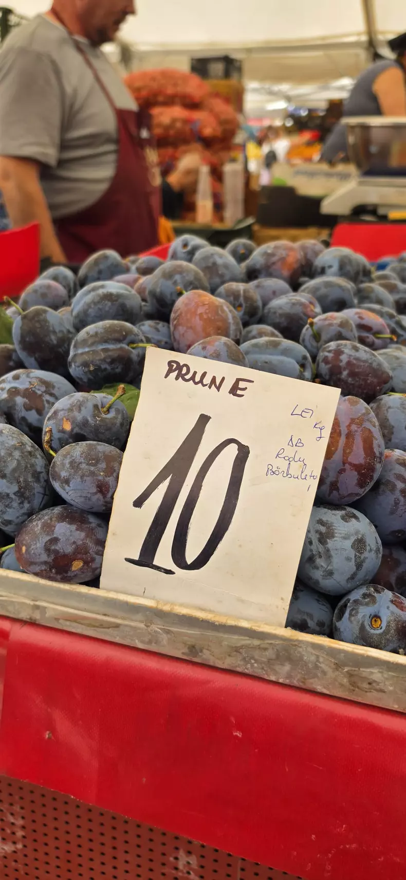 Cât costă prunele în Piața Obor din București 3