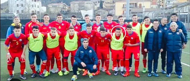 2. Tony Kanalos, al doilea din dreapta jos, lângă Florinel Coman -