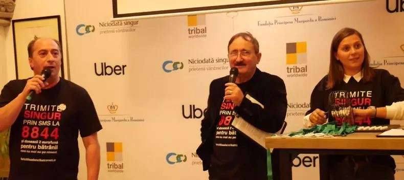 Bătrâni care joacă Bingo cu voluntari ai Asociației "Niciodată singur"