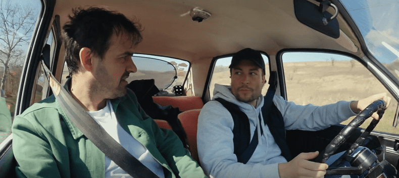 Viktor Verhulst și Joris Hessels surprinși în Dacia 1300. Foto Captură video GoPlay