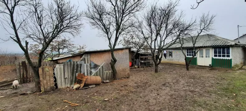 Familia copilei trăiește într-o casă de chirpici, în sărăcie lucie